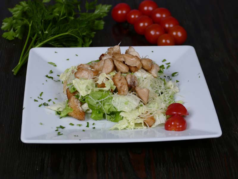 Салат Цезарь с курицей